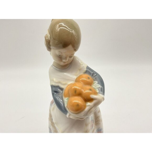 Lladro "VALENCIAN GIRL HOLDING ORANGES" Retired Porcelain Figurine # 4841 Mint - Picture 13 of 16